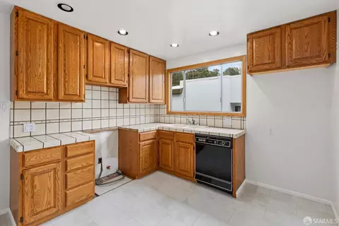 Kitchen - 283 Dellbrook Ave, San Francisco, CA 94131 photo 1 of 2
