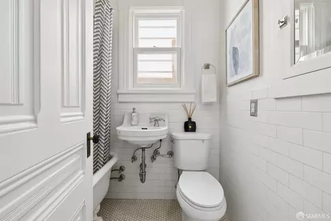 Bath - 1030 Sanchez St, San Francisco, CA 94114 photo 2 of 3
