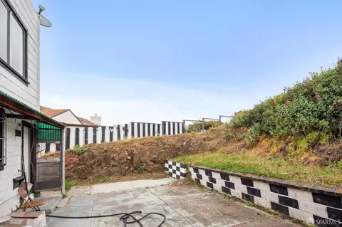 Exterior - 209 Bridgeview Dr, San Francisco, CA 94124 photo 4 of 5