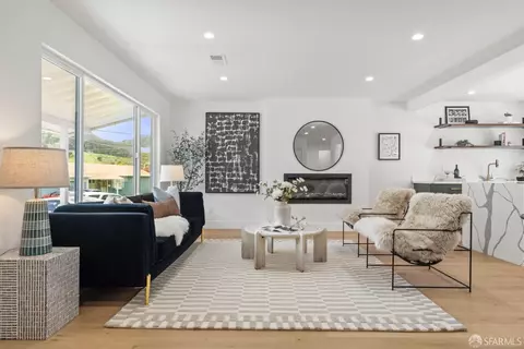 Living - 1019 Rio Vista Dr, Pacifica, CA 94044 photo 2 of 4