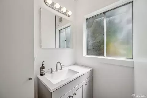 Bath - 411 Clipper St, San Francisco, CA 94114 photo 2 of 2
