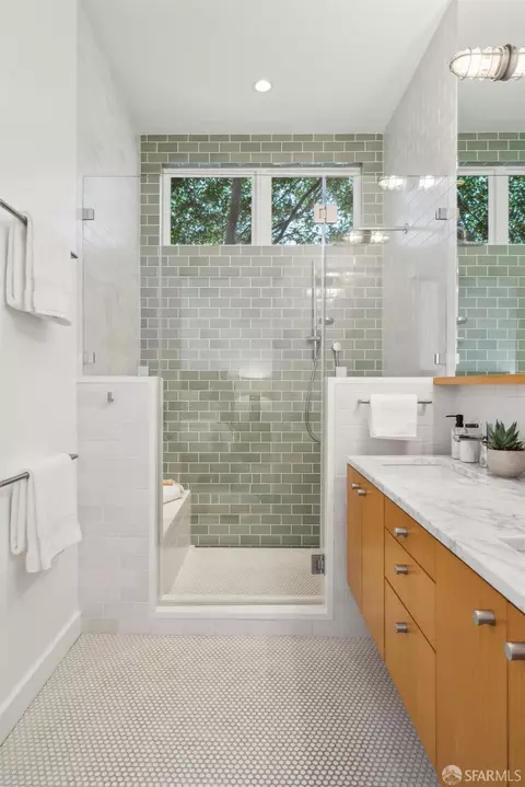 Bath - 30 Bird St, San Francisco, CA 94110 photo 5 of 8