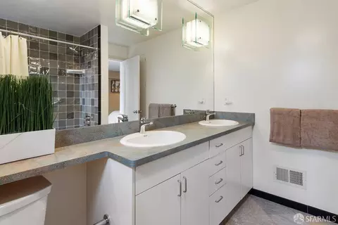 Bath - 151 Moffitt St, San Francisco, CA 94131 photo 2 of 3