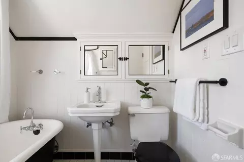 Bath - 280 Andover St, San Francisco, CA 94110 photo 2 of 3