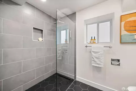 Bath - 90 Arago St, San Francisco, CA 94112 photo 5 of 6