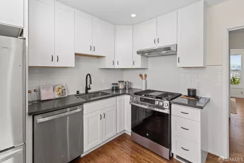Kitchen - 124 Valmar Ter, San Francisco, CA 94112 photo 2 of 4