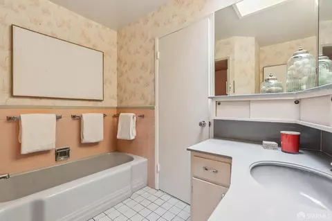 Bath - 548 Burrows St, San Francisco, CA 94134 photo 2 of 4