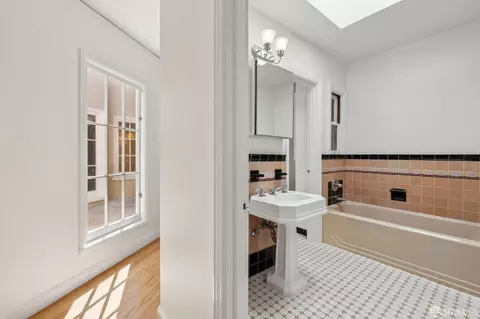 Entry Way - 635 32nd Ave, San Francisco, CA 94121 photo 9 of 10