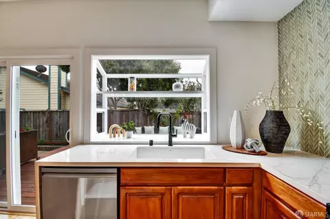 Kitchen - 207 Marvilla Cir, Pacifica, CA 94044 photo 5 of 7