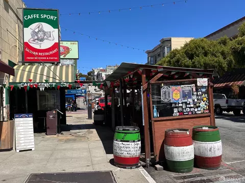 Exterior - 813 Union St, San Francisco, CA 94133 photo 4 of 6