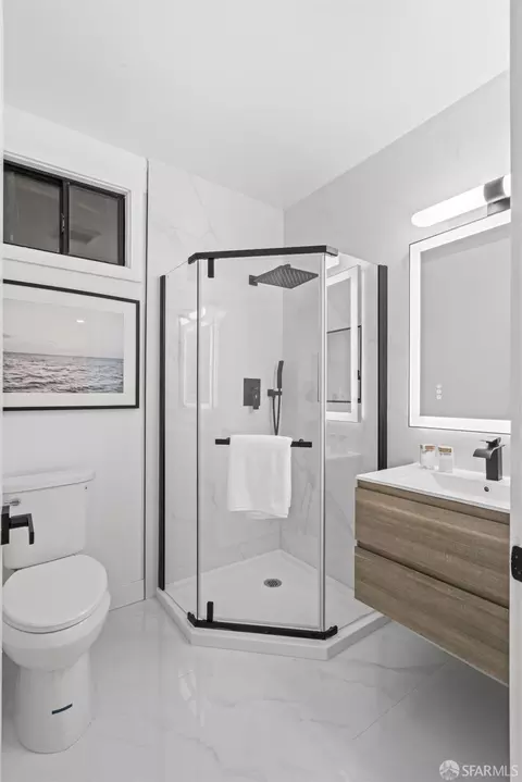 Bath - 646 Paris St, San Francisco, CA 94112 photo 2 of 5