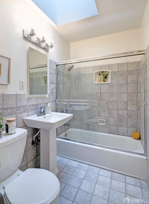 Bath - 636 Edgemar Ave, Pacifica, CA 94044 photo 1 of 2