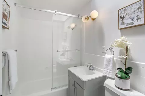 Bath - 22 Pasadena St, San Francisco, CA 94134 photo 2 of 3