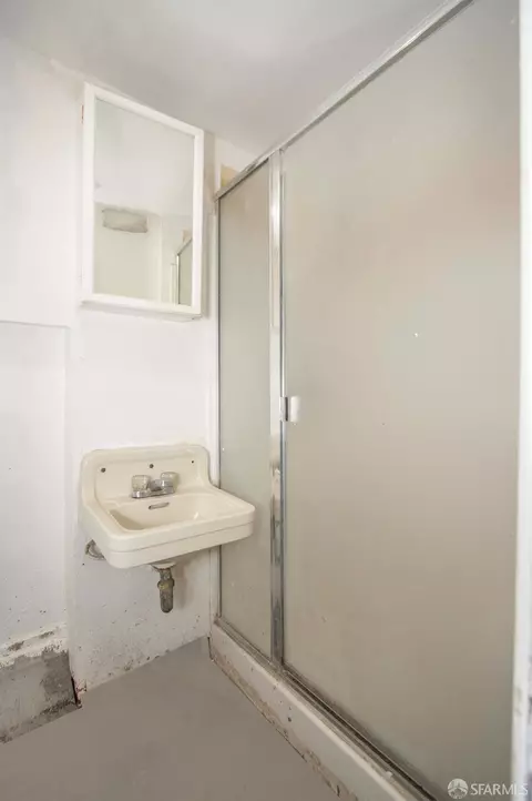 Bath - 2567 Bryant St, San Francisco, CA 94110 photo 4 of 4