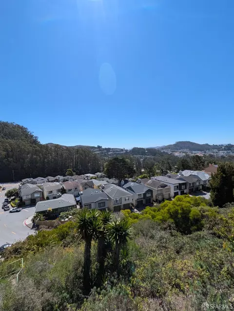 202 Oak Park Dr, San Francisco, CA 94131