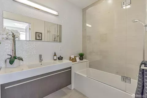 Bath - 413 Valencia St #303, San Francisco, CA 94103 photo 1 of 5