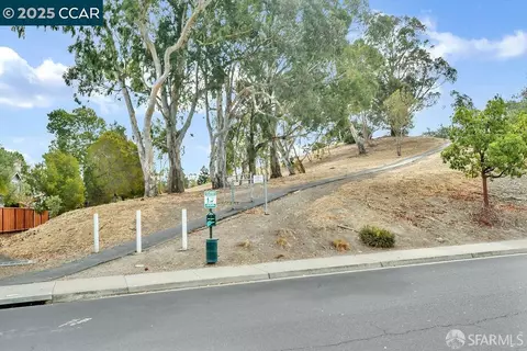 Exterior - 275 Brady Ct, Martinez, CA 94553 photo 9 of 10