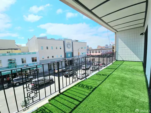 Exterior - 823 Webster St, Oakland, CA 94607 photo 2 of 6
