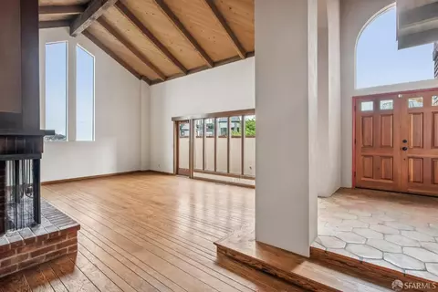 Living - 19 Gateview Ct, San Francisco, CA 94116 photo 2 of 14