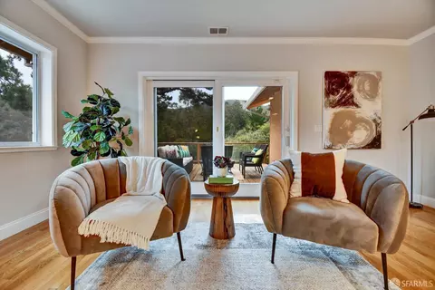 Living - 1138 Everglades Dr, Pacifica, CA 94044 photo 2 of 5