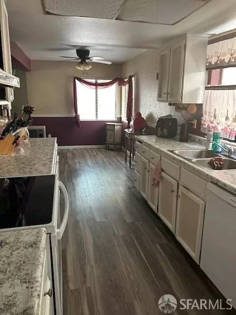 Kitchen - 19481 N Rambling Oak Dr, Redding, CA 96003 photo 2 of 2