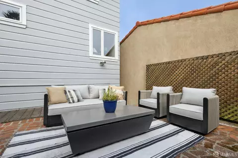 Exterior - 44 Mountain Spring Ave, San Francisco, CA 94114 photo 2 of 3