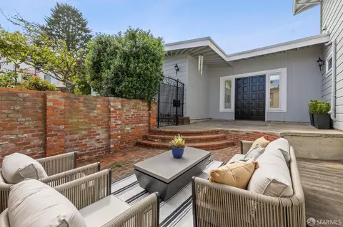 Exterior - 44 Mountain Spring Ave, San Francisco, CA 94114 photo 1 of 3
