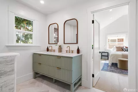 Bath - 2533 Grant St, Berkeley, CA 94703 photo 3 of 4
