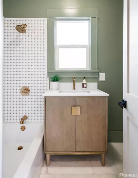 Bath - 2533 Grant St, Berkeley, CA 94703 photo 1 of 4