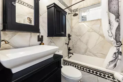 Bath - 310 Excelsior Ave, San Francisco, CA 94112 photo 1 of 2