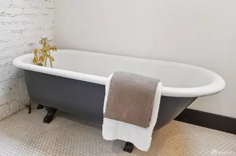 Bath - 856 Baker St, San Francisco, CA 94115 photo 6 of 6