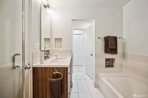 Bath - 672 Corbett Ave #C, San Francisco, CA 94114 photo 5 of 9