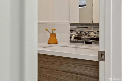 Bath - 672 Corbett Ave #C, San Francisco, CA 94114 photo 9 of 9