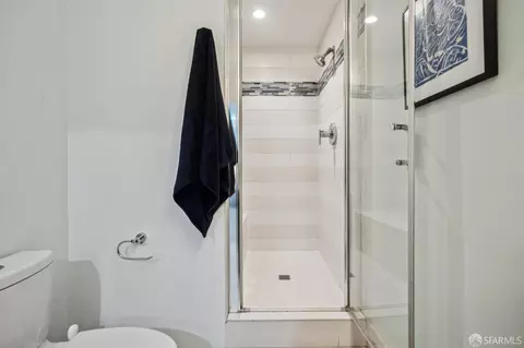Bath - 672 Corbett Ave #C, San Francisco, CA 94114 photo 2 of 9