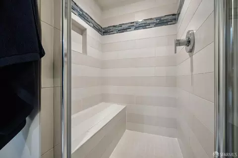 Bath - 672 Corbett Ave #C, San Francisco, CA 94114 photo 3 of 9