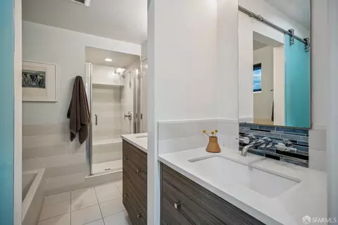 Bath - 672 Corbett Ave #C, San Francisco, CA 94114 photo 8 of 9