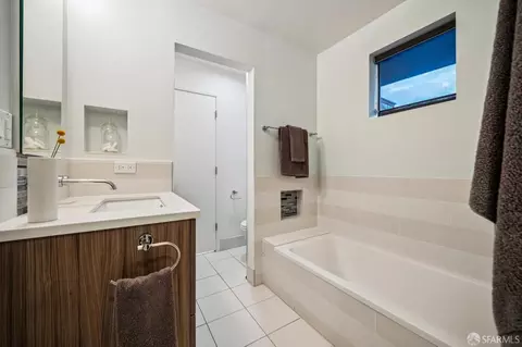 Bath - 672 Corbett Ave #C, San Francisco, CA 94114 photo 4 of 9