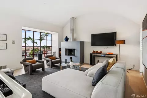 Living - 672 Corbett Ave #C, San Francisco, CA 94114 photo 2 of 7