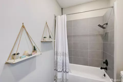 Bath - 1484 Newcomb Ave, San Francisco, CA 94124 photo 3 of 3