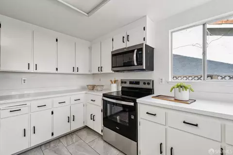 Kitchen - 141 Edgewater Pl, Pittsburg, CA 94565 photo 2 of 7