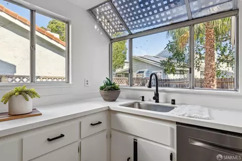 Kitchen - 141 Edgewater Pl, Pittsburg, CA 94565 photo 4 of 7