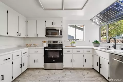 Kitchen - 141 Edgewater Pl, Pittsburg, CA 94565 photo 1 of 7