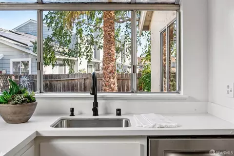 Kitchen - 141 Edgewater Pl, Pittsburg, CA 94565 photo 5 of 7