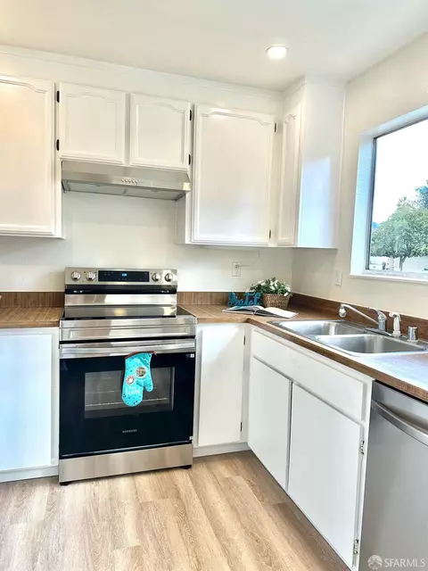 Kitchen - 2340 Sequoia Dr, Antioch, CA 94509 photo 3 of 3