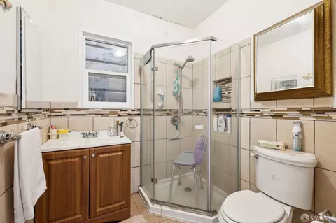 Bath - 259 Hearst Ave, San Francisco, CA 94131 photo 1 of 1
