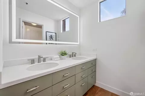 Bath - 640 Davis St #24, San Francisco, CA 94111 photo 1 of 5