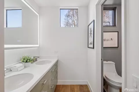Bath - 640 Davis St #24, San Francisco, CA 94111 photo 2 of 5