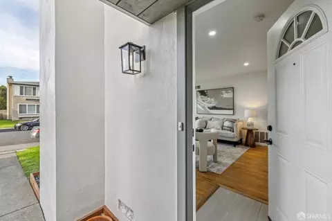 Entry Way - 663 Foothill Dr, Pacifica, CA 94044 photo 1 of 4