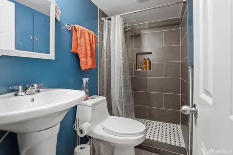 Bath - 527 Congo St, San Francisco, CA 94131 photo 2 of 2