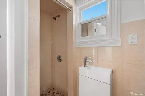 Bath - 685 Capp St, San Francisco, CA 94110 photo 3 of 4